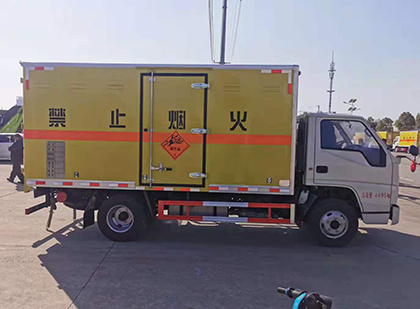 白塔爆破器材运输车技术升级与安全合规新趋势